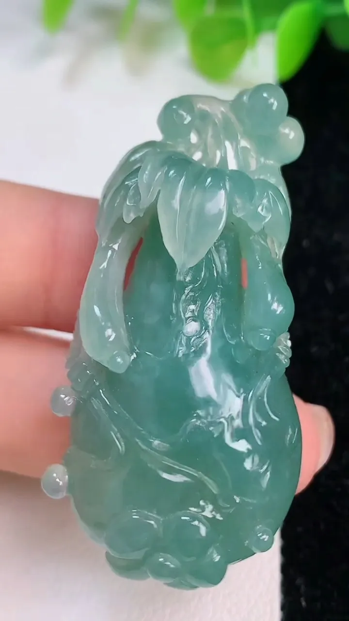 天然A货翡翠福瓜吊坠，尺寸49.2-23.7-11.8，重量:24.03g
7月12日