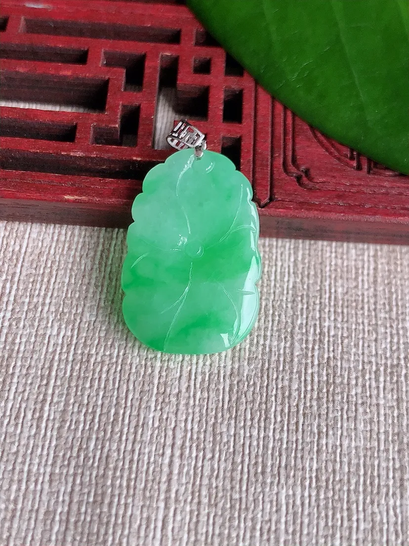 天然A货翡翠18K金扣头飘绿荷叶和和美美吊坠尺寸24.6×16×3m量2.95g 0711