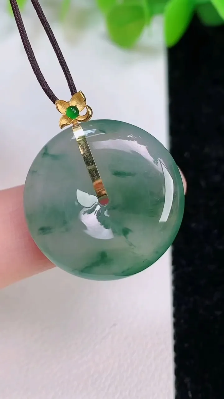 天然A货翡翠平安扣吊坠，尺寸23-4.4，重量:5.05g
7月12日