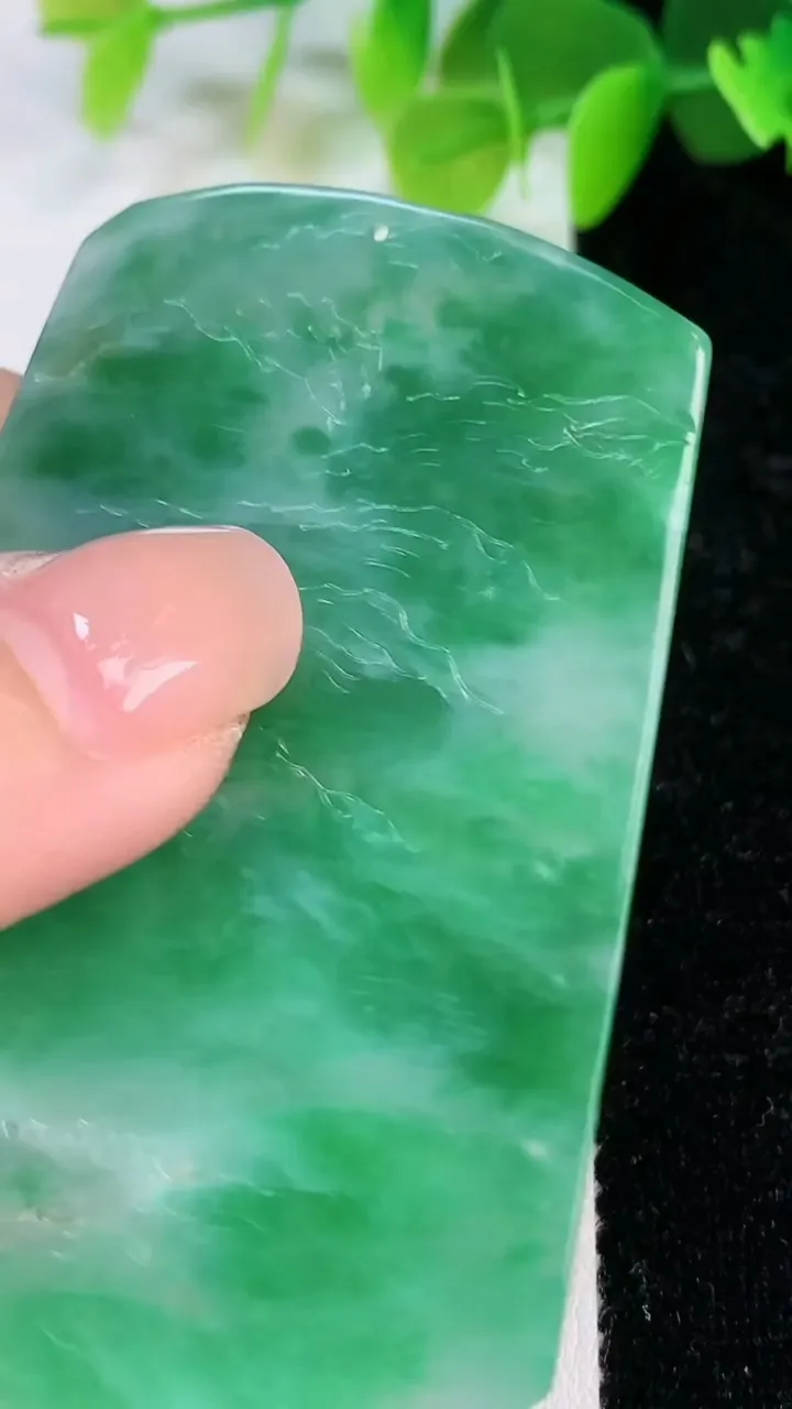 天然A货翡翠山水牌吊坠，尺寸64.3-43.3-5.4，重量:30.00g
7月12日