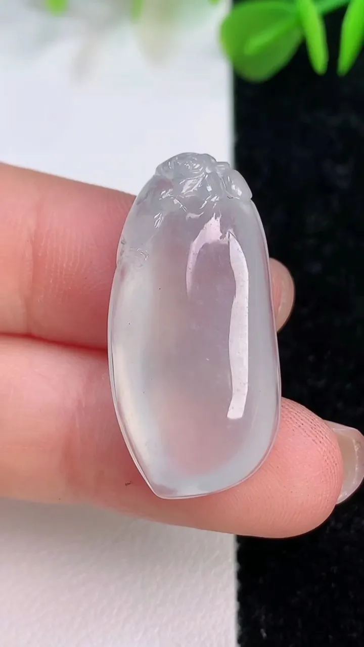 天然A货翡翠冰种福瓜吊坠，尺寸29.5-14.3-7.7，重量:5.50g
7月12日
