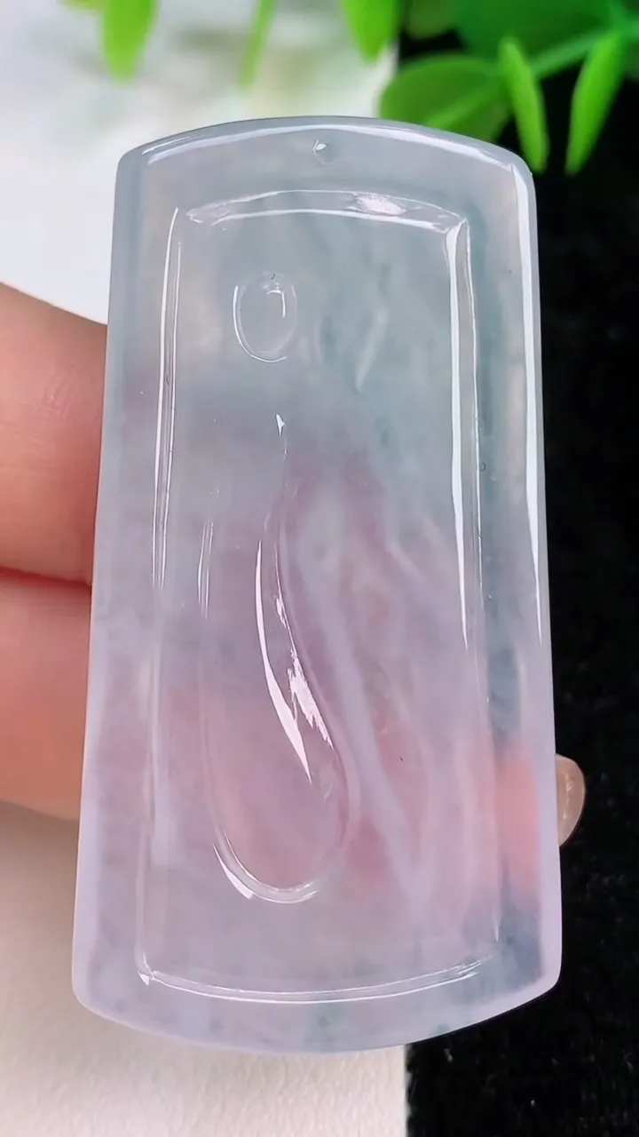 天然A货翡翠冰种飘花观音菩萨吊坠，尺寸51.7-27.4-5.4，重量:18.19g
7月12日