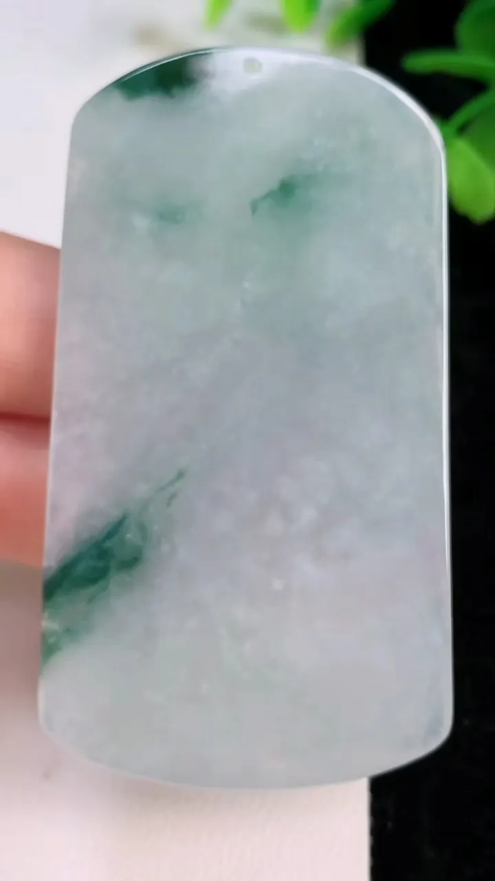 天然A货翡翠山水牌吊坠，尺寸65.4-37.2-5.5，重量:31.27g
7月12日