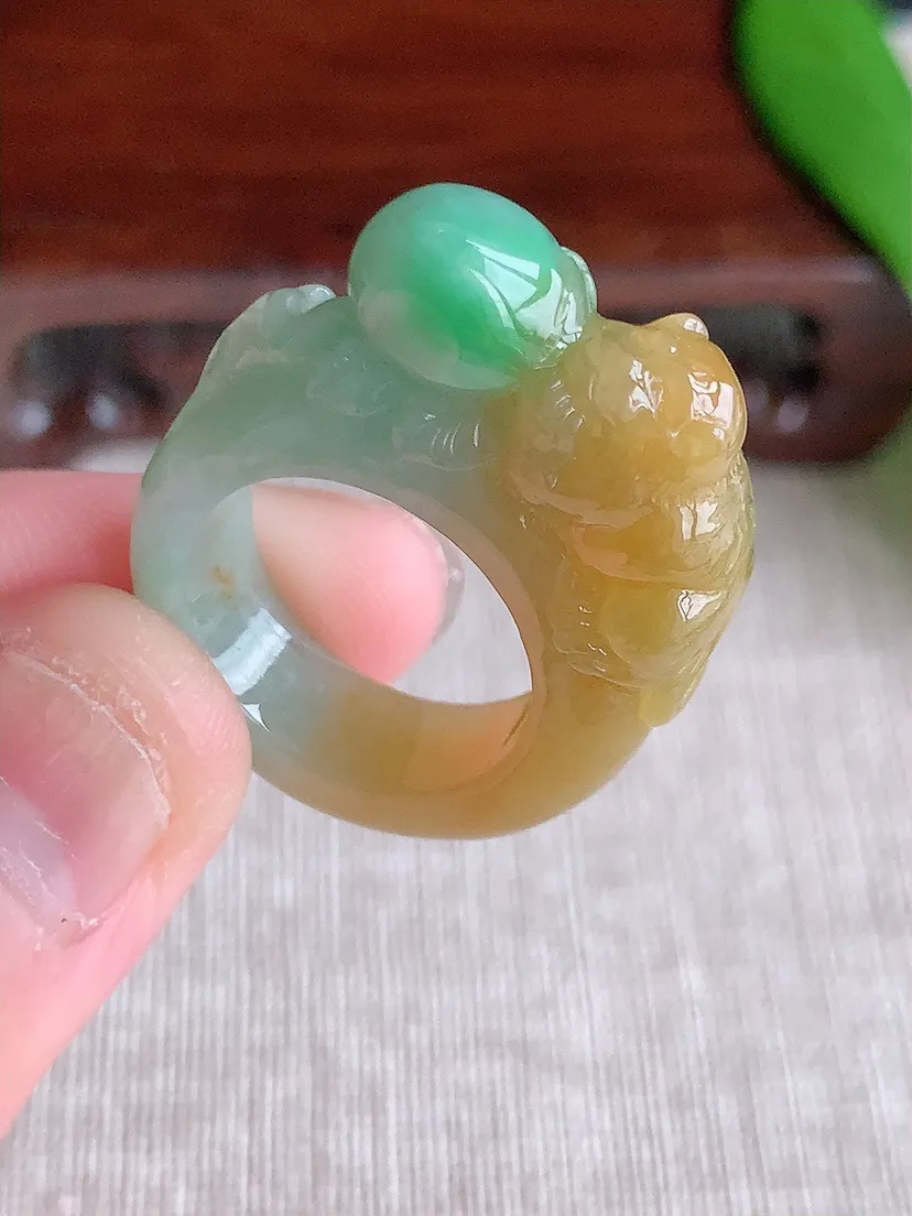 天然A货翡翠黄加绿双彩生肖猴灵猴献寿扳指 尺寸16.8×7.3×13mm 重量9.39g 0711