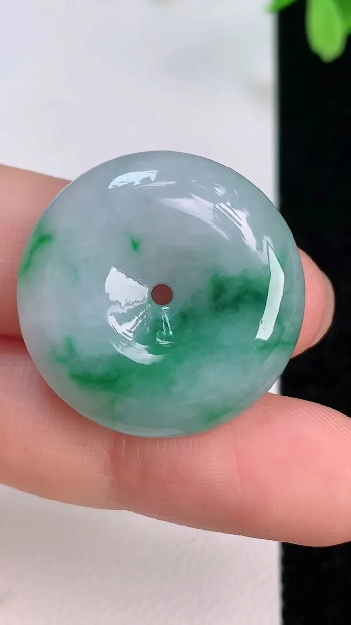 天然A货翡翠平安扣吊坠，尺寸25.6-5.2，重量:8.39g
7月12日