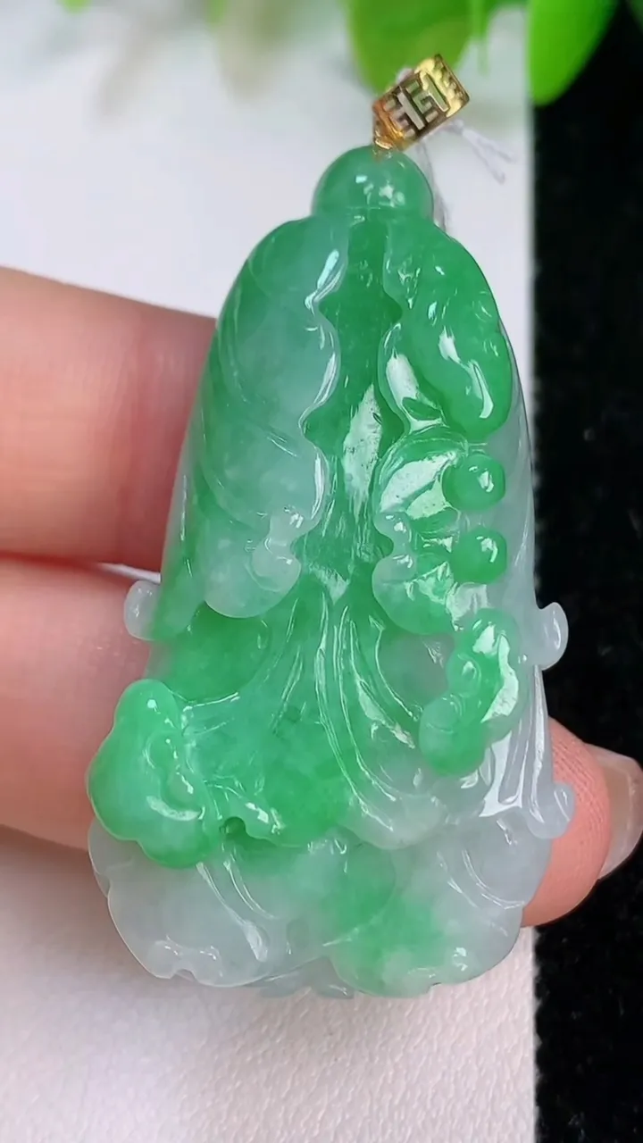 天然A货翡翠白菜吊坠，尺寸47-25.7-10.6，重量:20.00g
7月12日