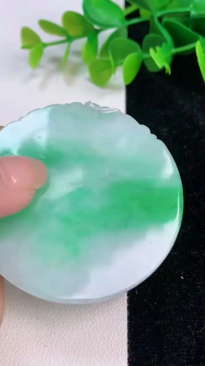 天然A货翡翠龙牌吊坠，尺寸55.2-6.2，重量:44.29g
7月12日