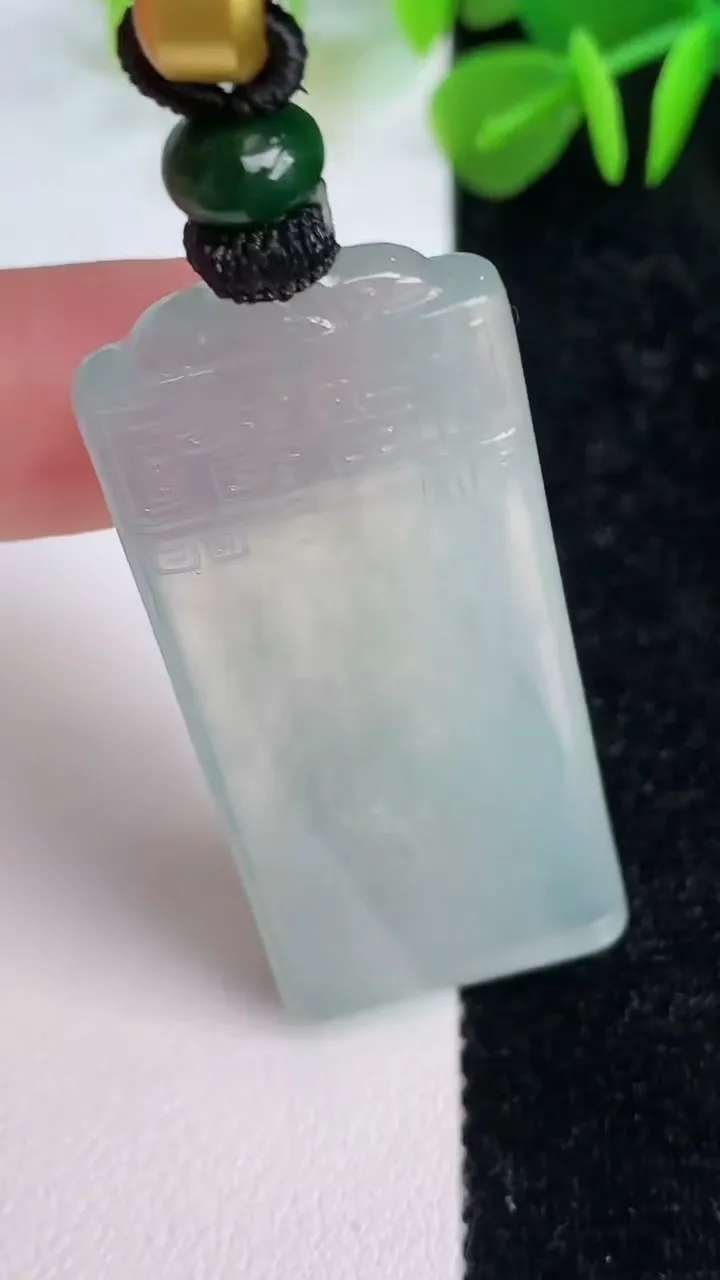天然A货翡翠冰种飘花仿古无事牌吊坠，尺寸46.3-20-5，重量:18.63g
7月12日