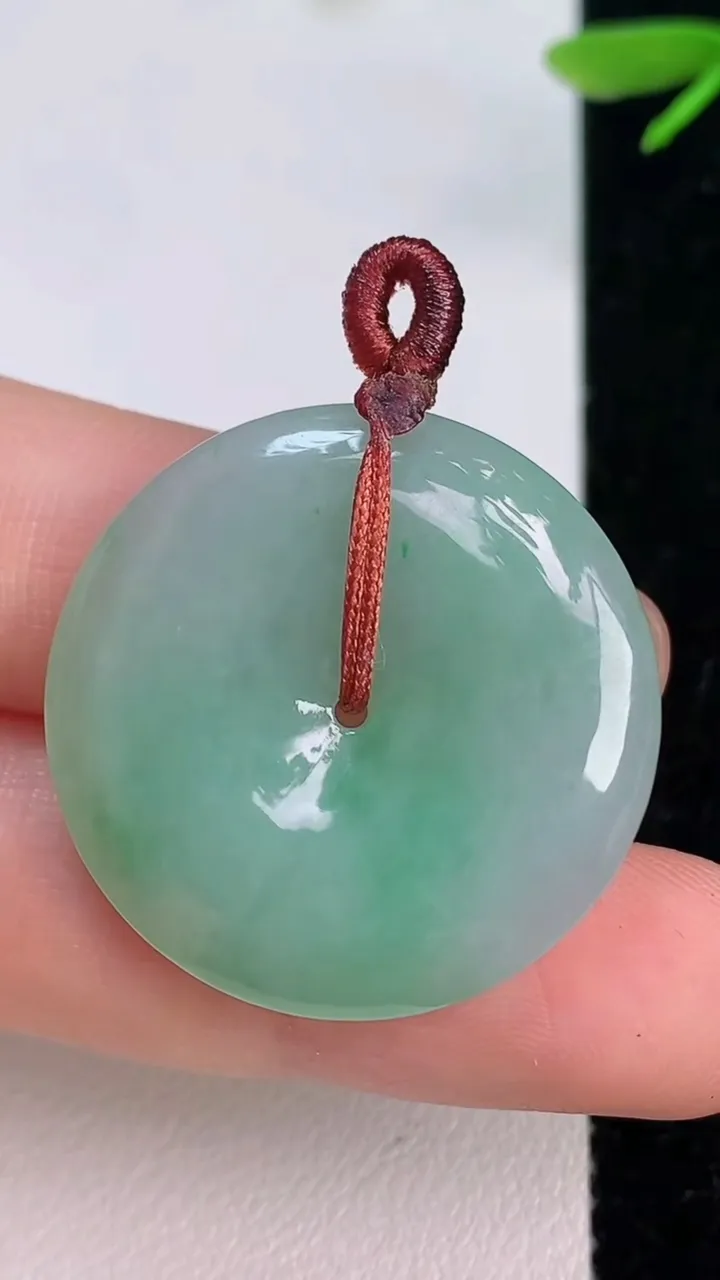 天然A货翡翠平安扣吊坠，尺寸28.3-4.5，重量7.45g
7月12日