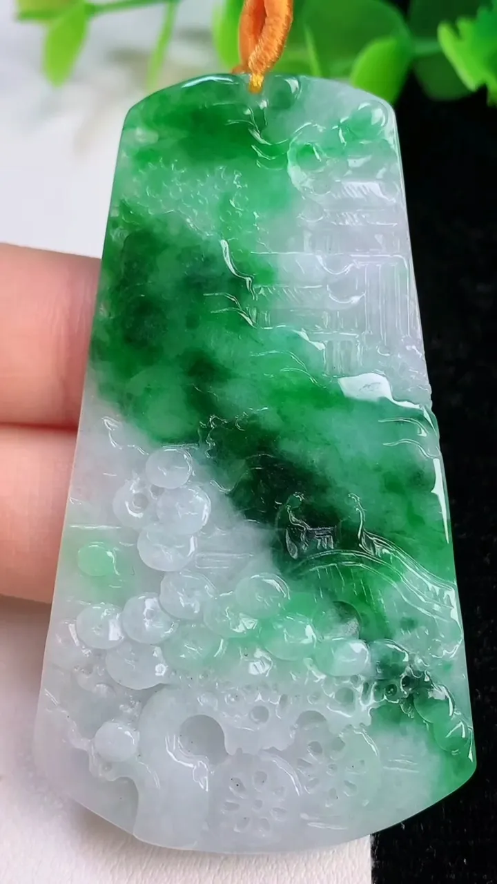天然A货翡翠山水牌吊坠，尺寸64.8-36.4-5.4，重量:21.40g
7月12日