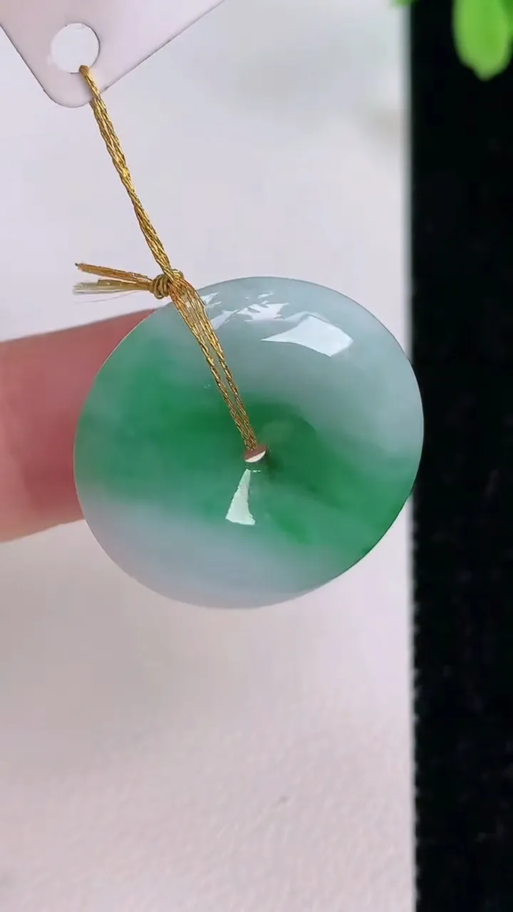 天然A货翡翠平安扣吊坠，尺寸23-5.2，重量:5.94g
7月12日