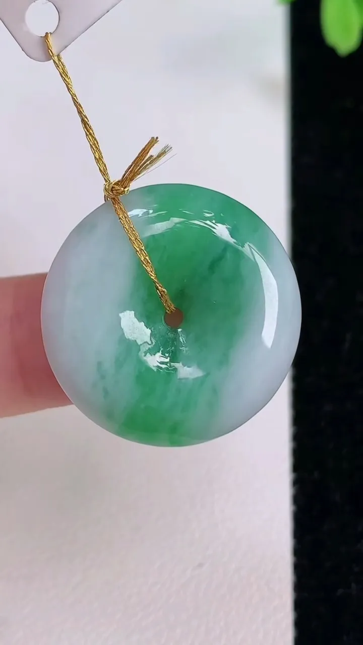 天然A货翡翠平安扣吊坠，尺寸23-5.2，重量:5.94g
7月12日
