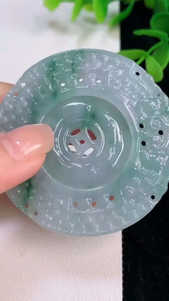 天然A货翡翠雕花母子平安扣吊坠，尺寸56.7-5，重量:34.36g
7月12日