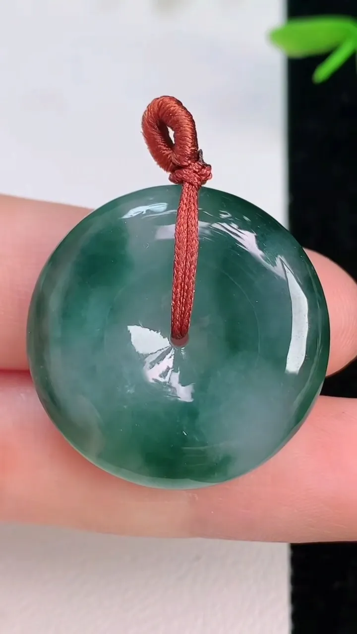 天然A货翡翠飘花平安扣吊坠，尺寸27-5.6，重量:8.66g
7月12日