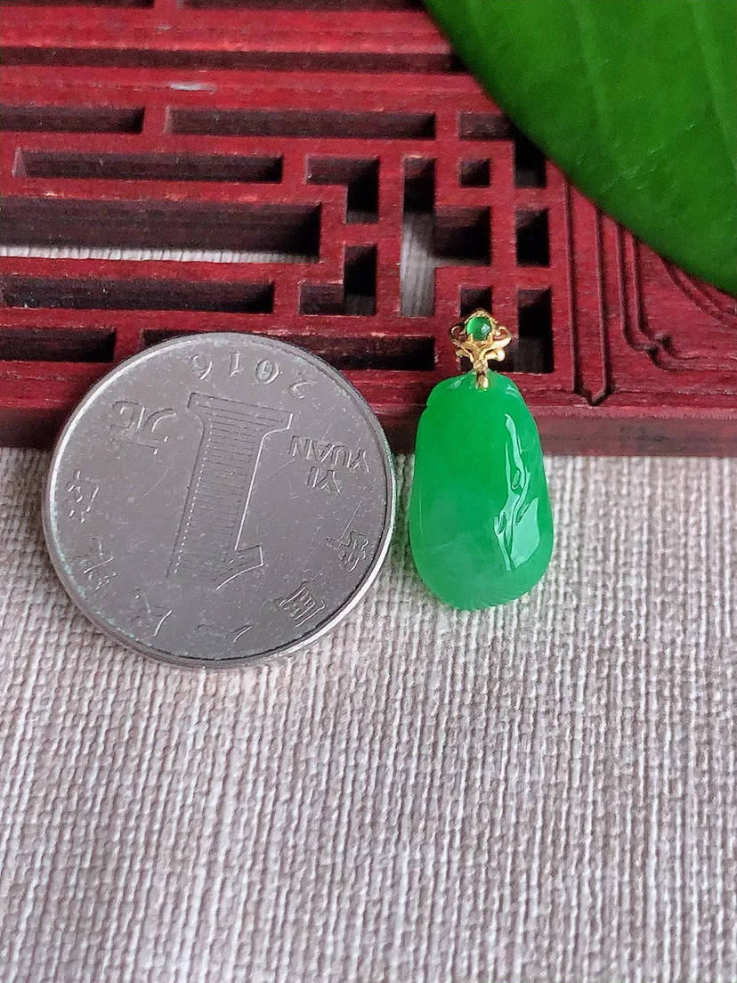 天然A货翡翠18K金扣头飘绿福瓜吊坠 尺寸21.3×16.6×10×6.4m量2.12g 0711