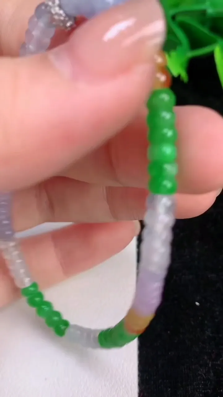 天然A货翡翠三彩算盘珠手串，尺寸4.2-3，重量:7.28g7月12日
工厂直销收藏佳品,种好水足，色泽均匀，有种有色，上手高大气！