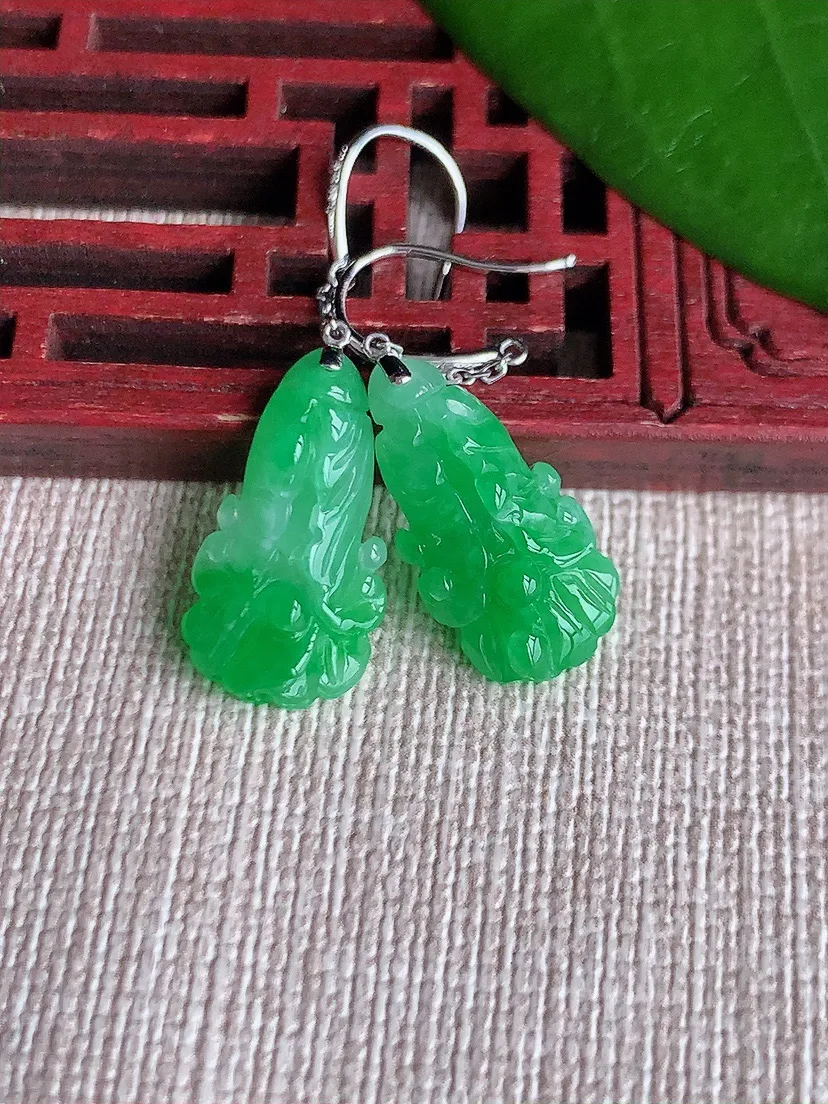 天然A货翡翠18K金镶嵌飘绿白菜耳坠 尺寸19×10×4.8mm 重量2.94g 0711