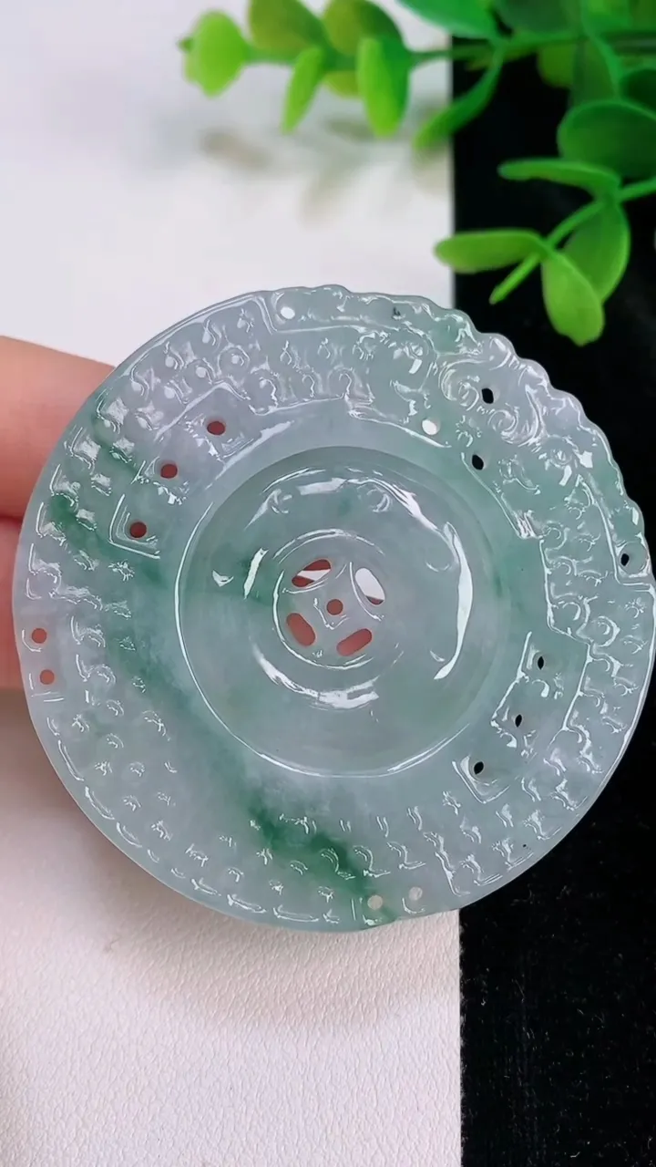 天然A货翡翠雕花母子平安扣吊坠，尺寸56.6-5，重量:35.64g
7月12日