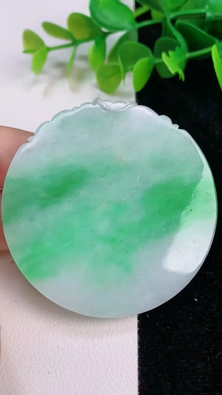 天然A货翡翠龙牌吊坠，尺寸55.2-6.2，重量:44.29g
7月12日
