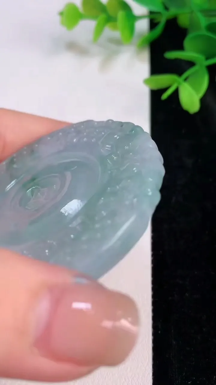 天然A货翡翠雕花母子平安扣吊坠，尺寸56.6-5，重量:35.64g
7月12日