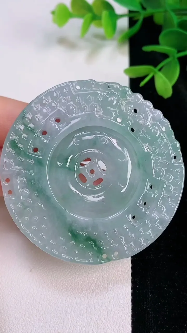 天然A货翡翠雕花母子平安扣吊坠，尺寸56.6-5，重量:35.64g
7月12日