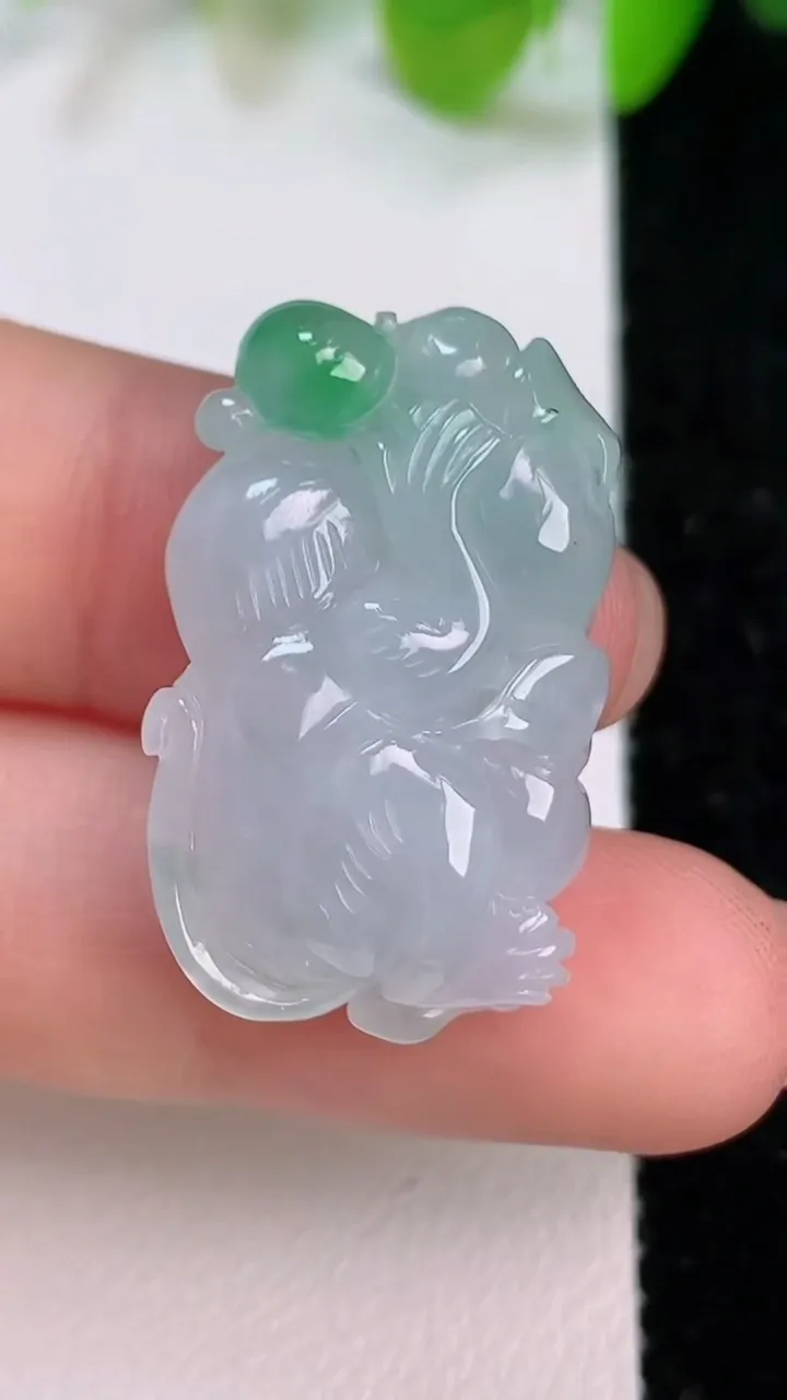 天然A货翡翠生肖猴吊坠，尺寸27.8-17-8.2，重量:7.25g
7月12日