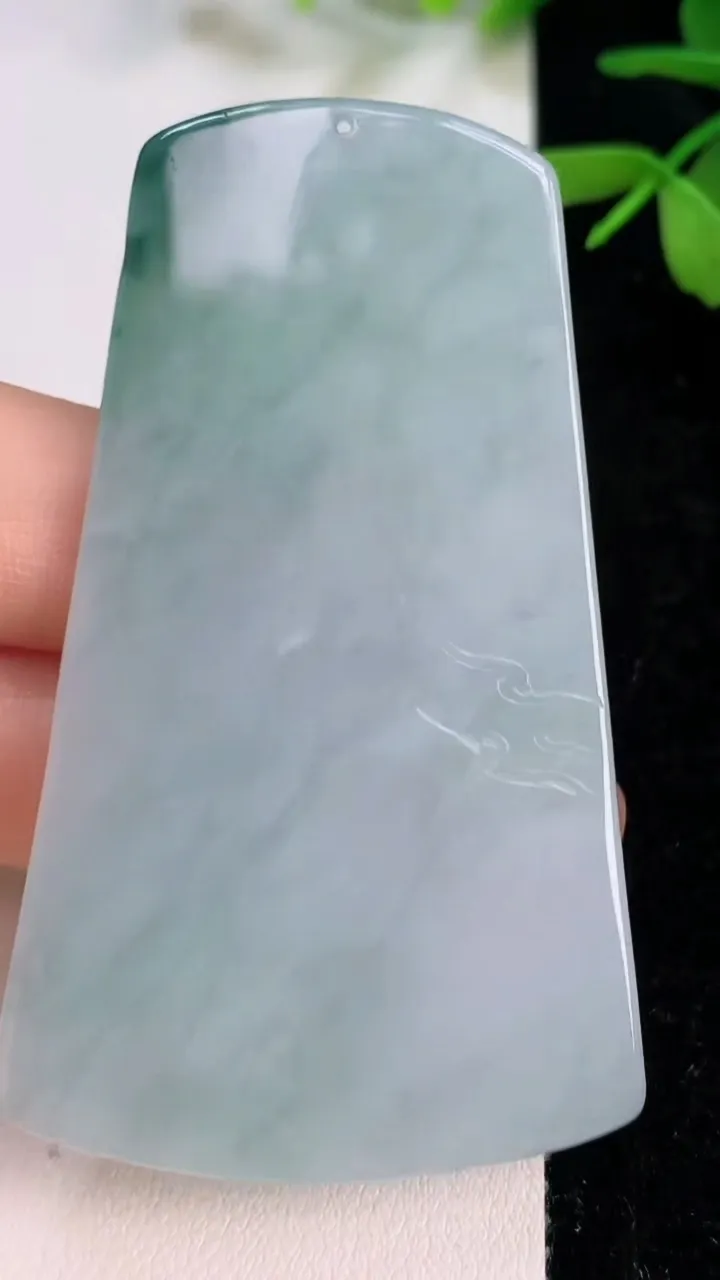 天然A货翡翠飘花祥龙观音菩萨吊坠尺寸66-39.4-5.4，重量:31.27g
7月12日