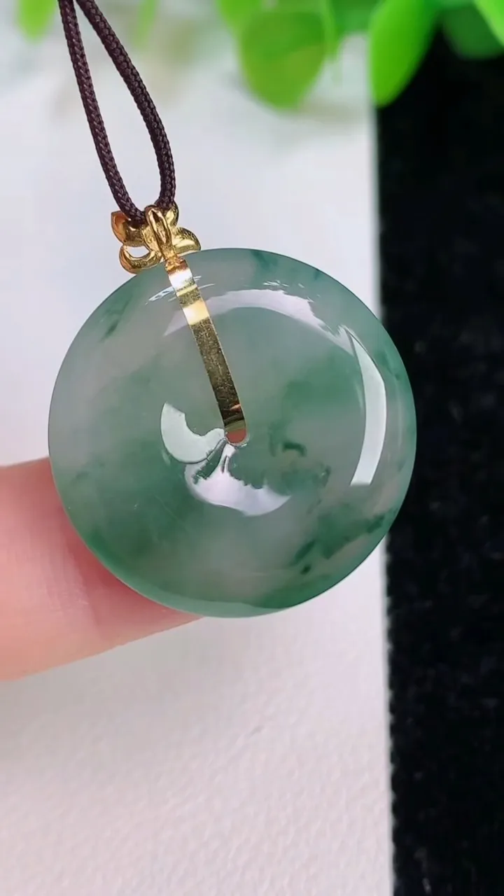 天然A货翡翠平安扣吊坠，尺寸23-4.4，重量:5.05g
7月12日
