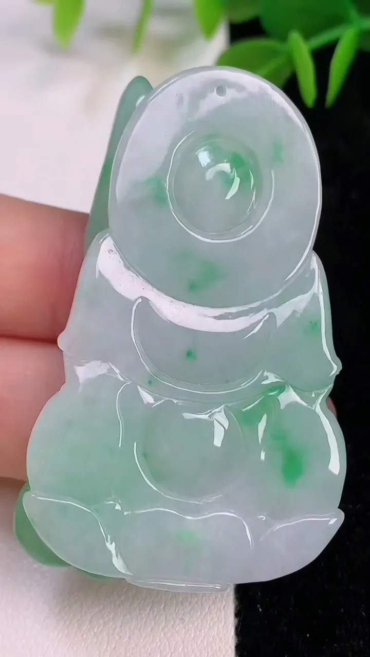 天然A货翡翠观音菩萨吊坠，尺寸53.3-33-8.2，重量:28.62g
7月12日