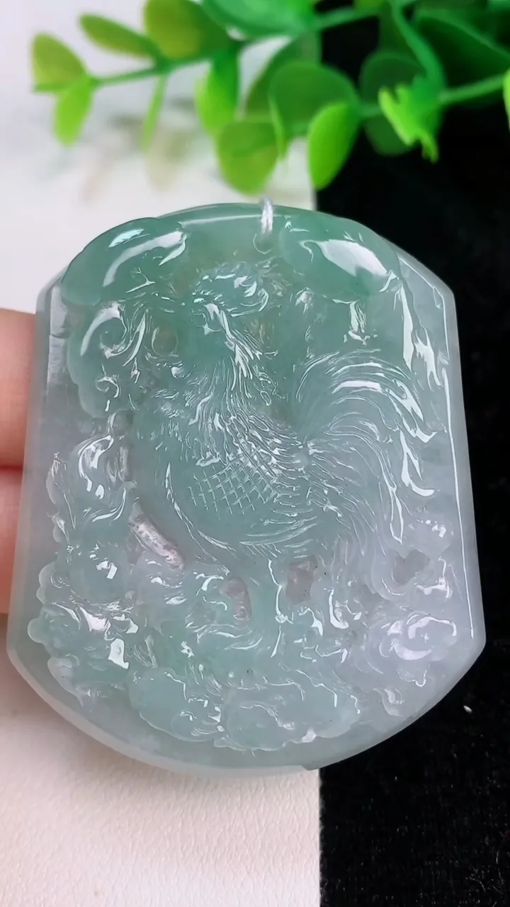 天然A货翡翠生肖鸡吊坠，尺寸55.2-45.6-5.4，重量:31.70g
7月12日