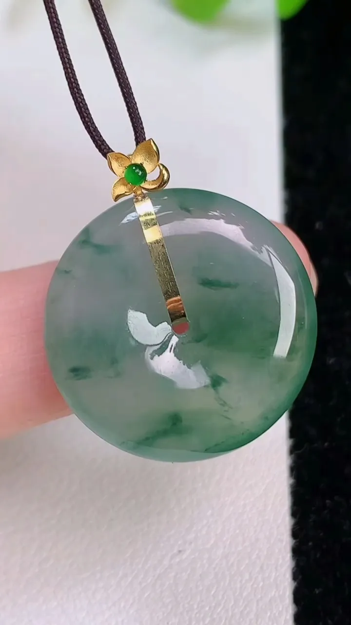 天然A货翡翠平安扣吊坠，尺寸22-5，重量:5.47g
7月12日