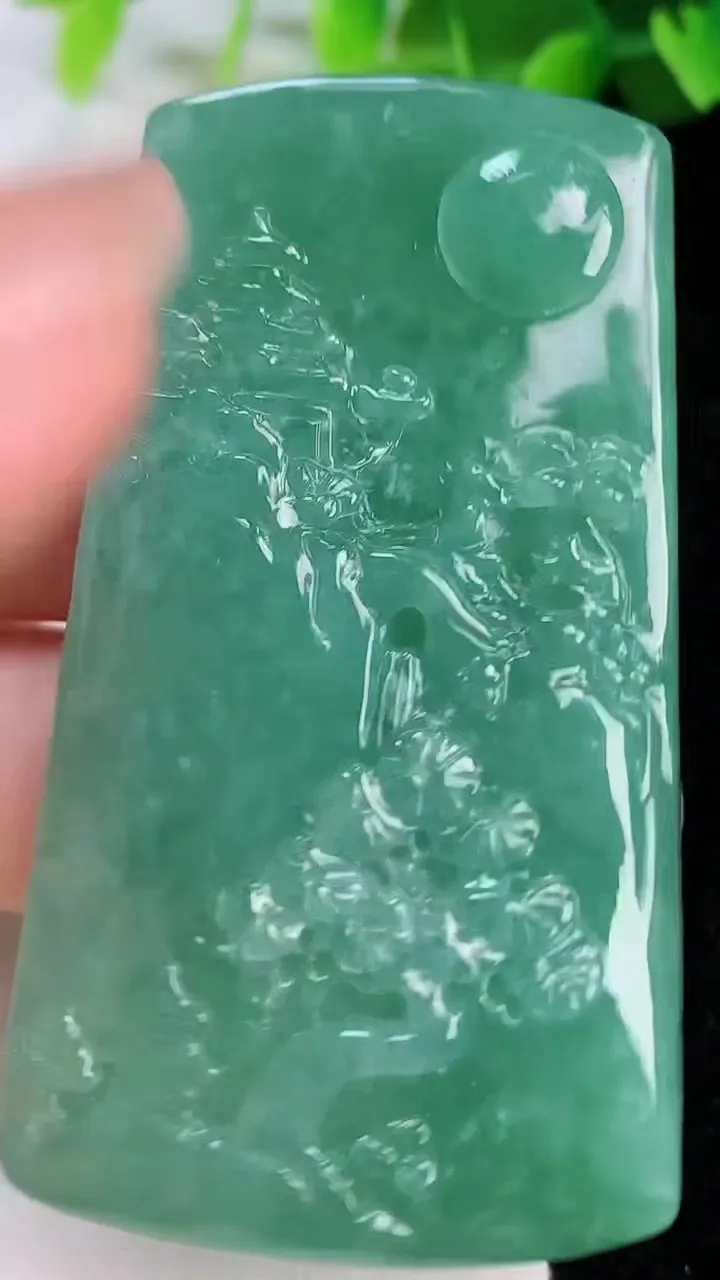 天然A货翡翠山水牌吊坠，尺寸59-33-8.4，重量:40.50g
7月12日