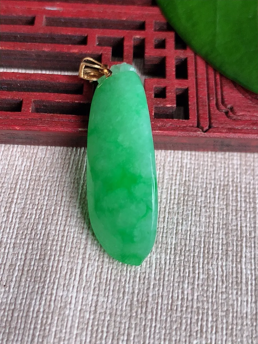 天然A货翡翠18K金扣头飘绿福瓜吊坠尺寸38×14×9.4m量8.85g 0711