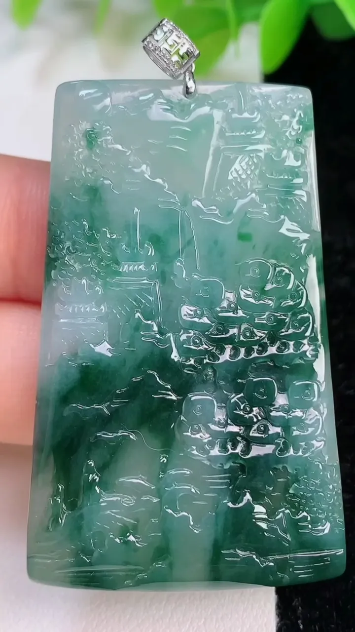 天然A货翡翠18k金飘花山水牌吊坠，尺寸51.4-31.8-4.2，重量:19.39g
7月12日