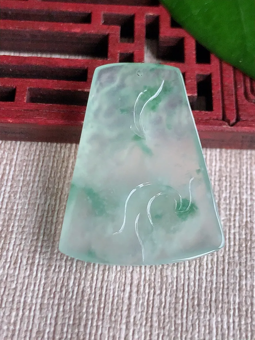 天然A货翡翠飘花龙牌吊坠尺寸31.4×24.7×3.6m量6.53g 0710