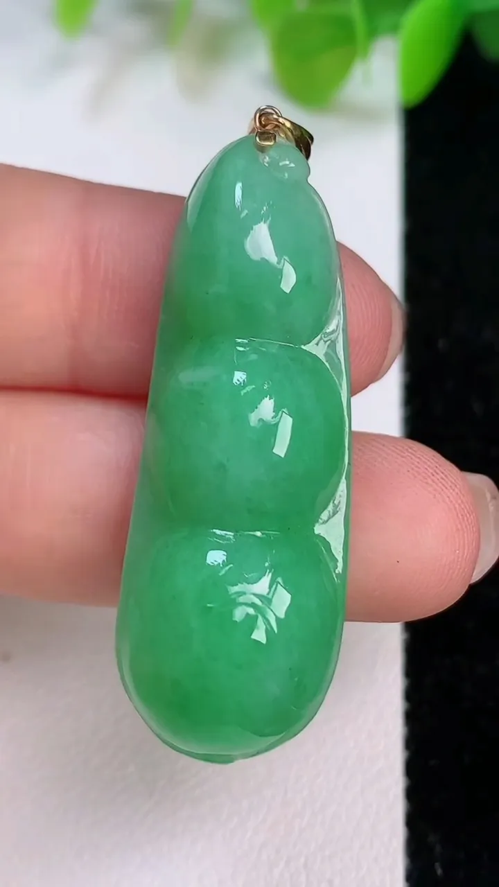 天然A货翡翠福豆吊坠，尺寸41-14.8-9.4，重量:9.48g
7月12日
