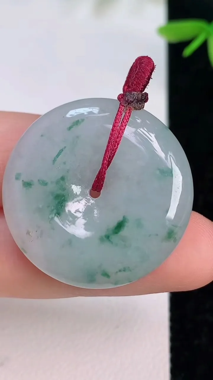 天然A货翡翠飘花平安扣吊坠，尺寸28.8-5.6，重量:9.83g
7月12日