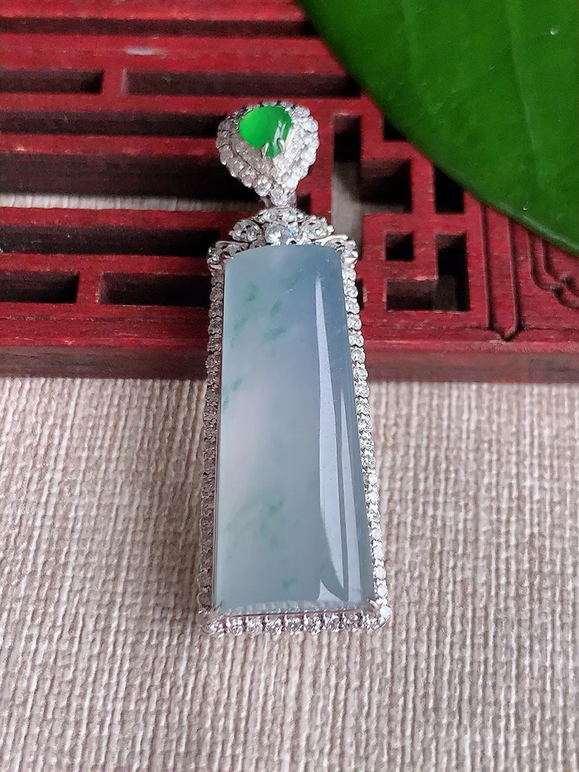 天然A货翡翠18K金伴飘花无事牌吊坠尺寸42.5×14×8.8裸石26.6×10.8m量6.29g 
