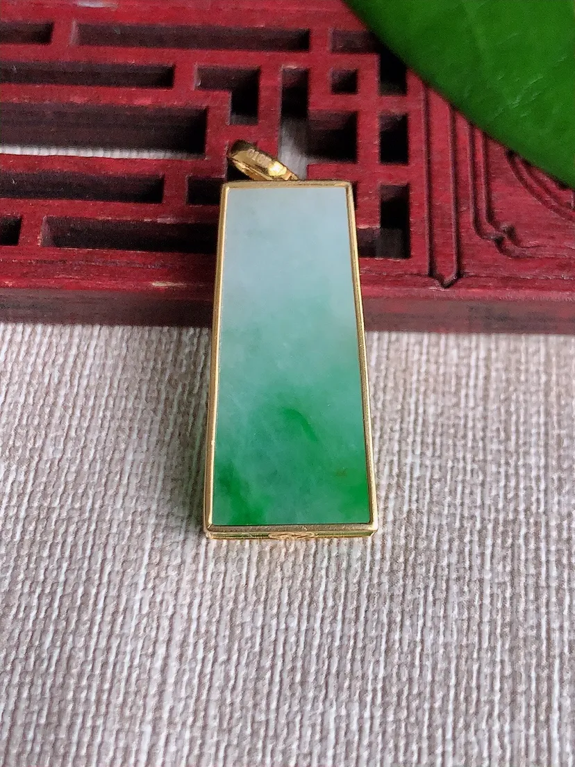 天然A货翡翠18K飘绿无事牌吊坠尺寸27.5×13×4.6m量5.36g 0711