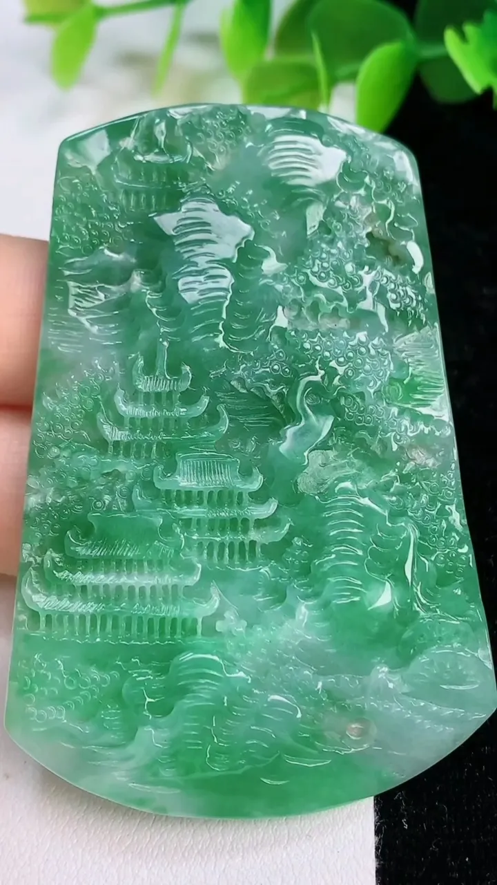 天然A货翡翠山水牌吊坠，尺寸64.3-43.3-5.4，重量:30.00g
7月12日