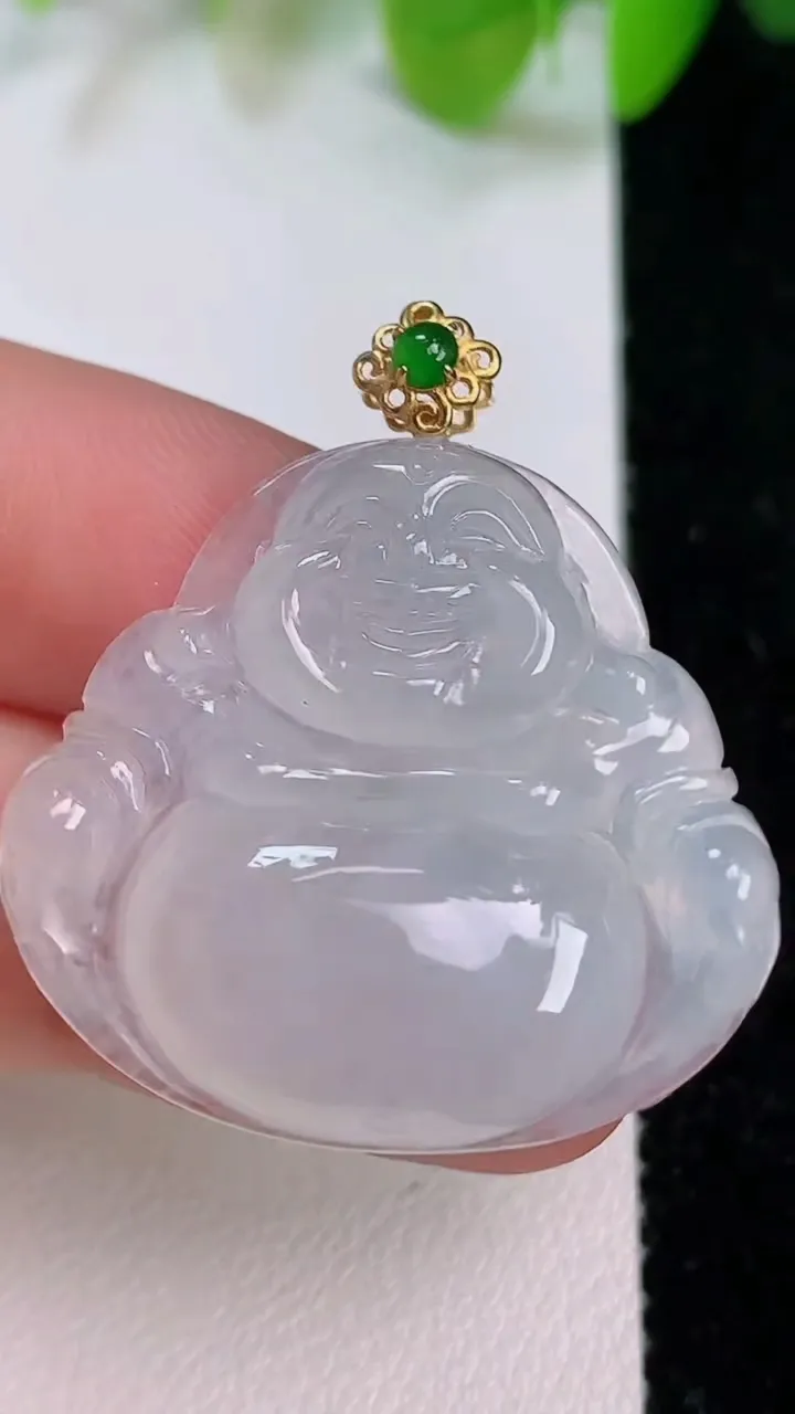 天然A货翡翠种白冰佛公吊坠，尺寸27.4-30-5.7，重量:7.34g
7月12日