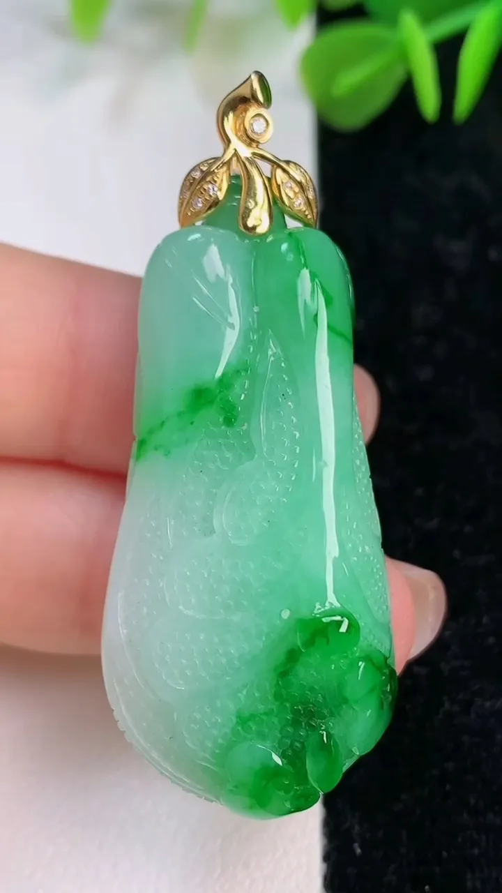 天然A货翡翠白菜吊坠，尺寸44.5-18.8-11.5，重量:18.44g
7月12日