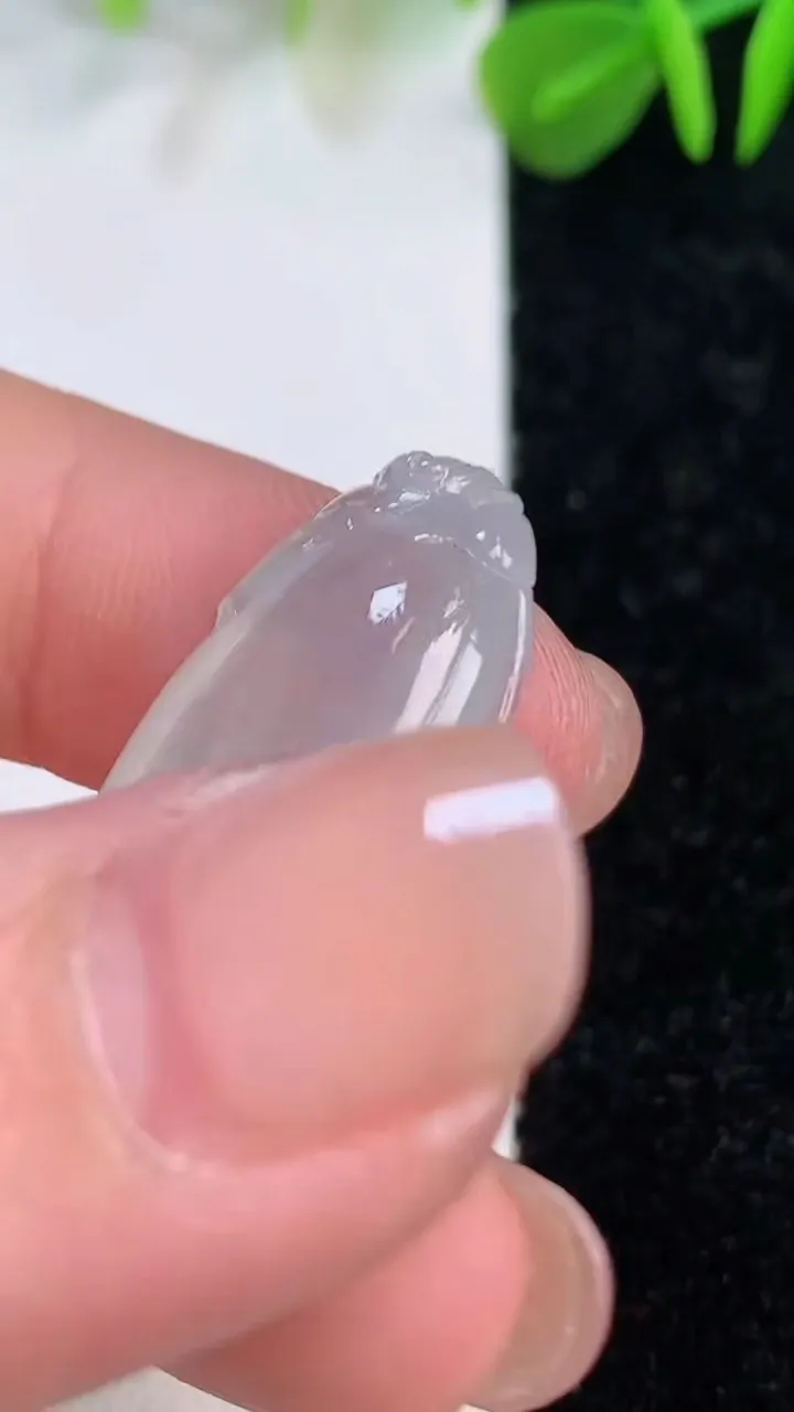 天然A货翡翠冰种福瓜吊坠，尺寸29.5-14.3-7.7，重量:5.50g
7月12日