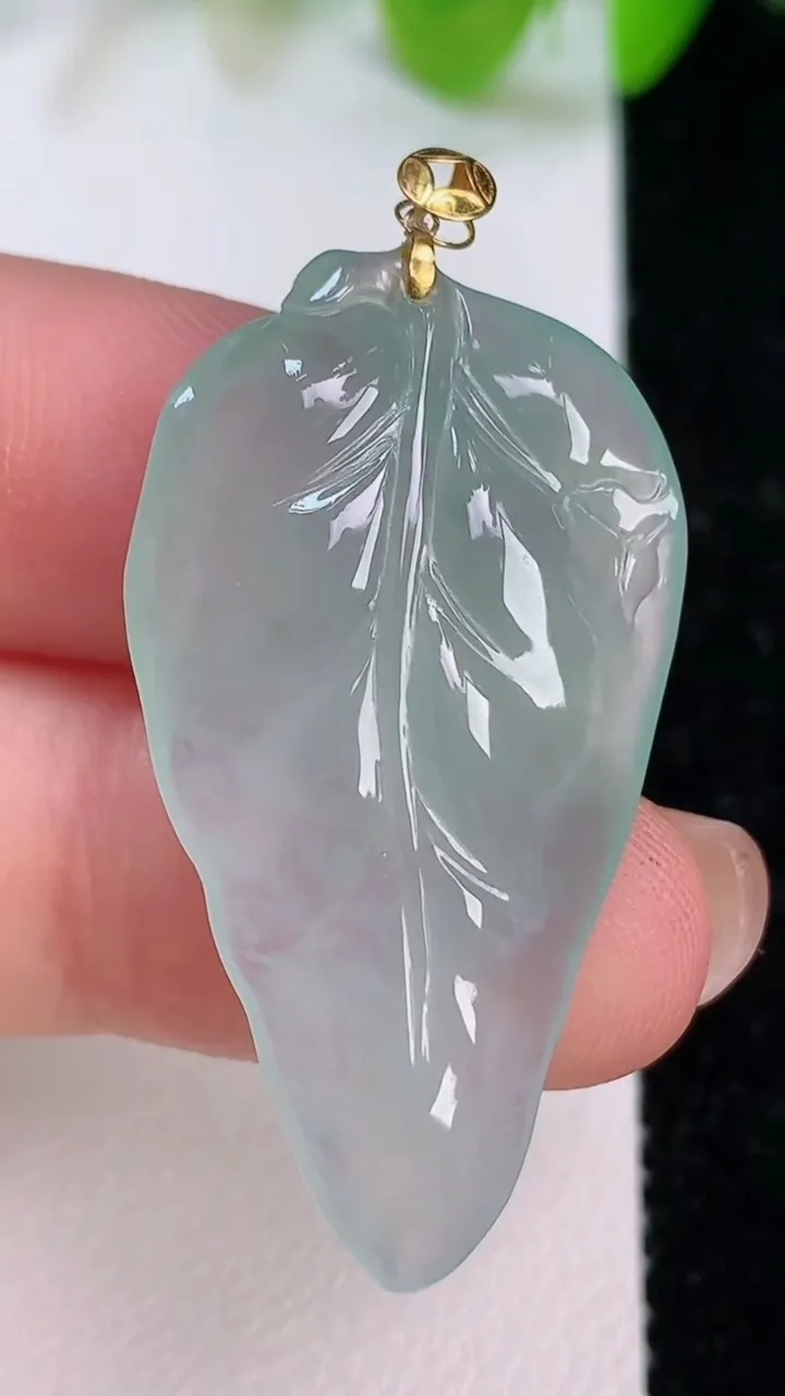 天然A货翡翠金枝玉叶 叶子吊坠，尺寸35.6-20.5-6，重量:6.22g
7月12日