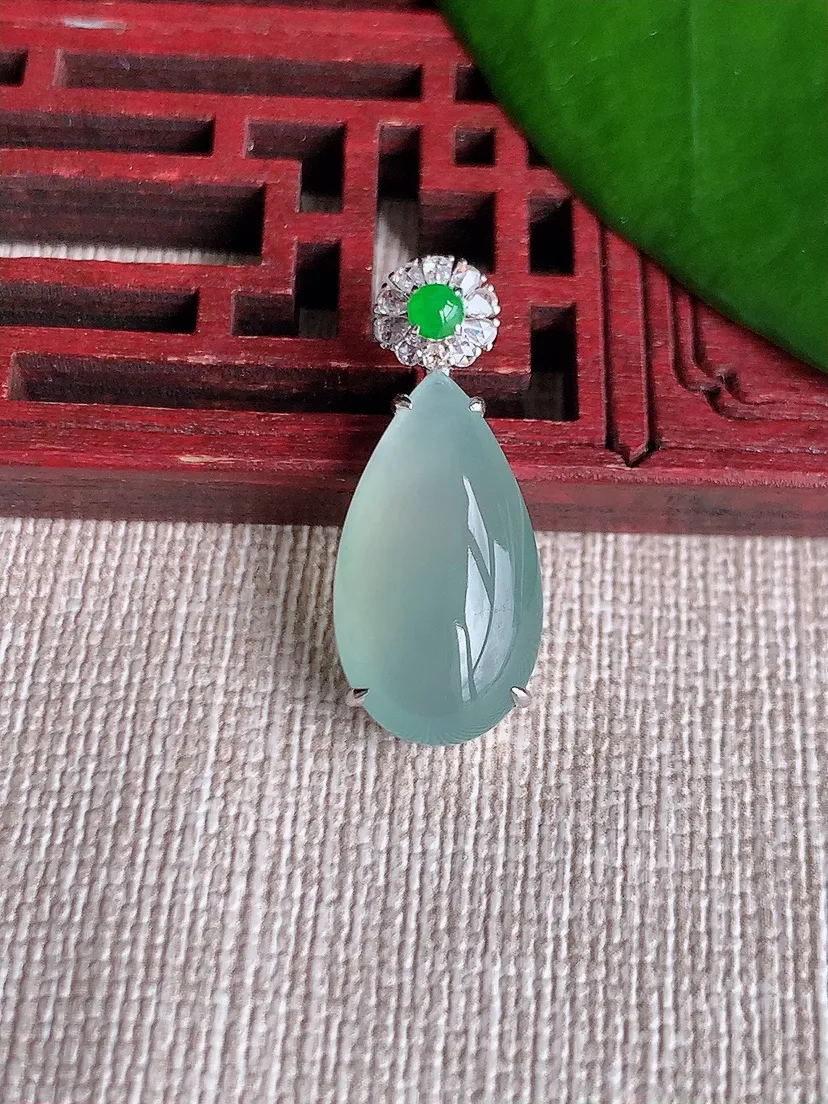 天然A货翡翠18K金伴晴水水滴吊坠尺寸25.2×19×10.6×6m量3.00g 0711