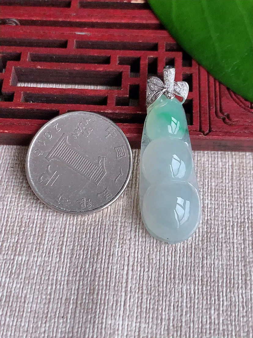 天然A货翡翠18K金伴飘绿四季豆福豆平安豆吊坠尺寸41.6×35.6×13.5×8m量6.83g 0711