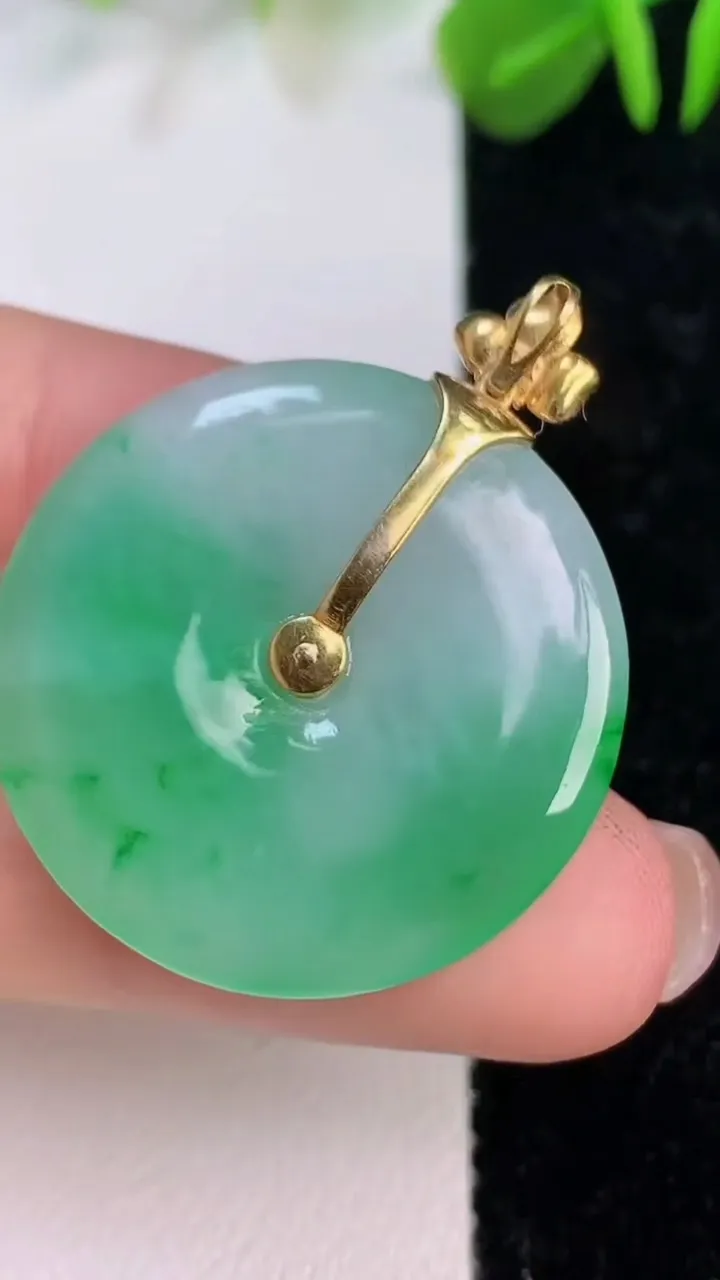 天然A货翡翠平安扣吊坠，尺寸27-3.8，重量:6.25g
7月12日