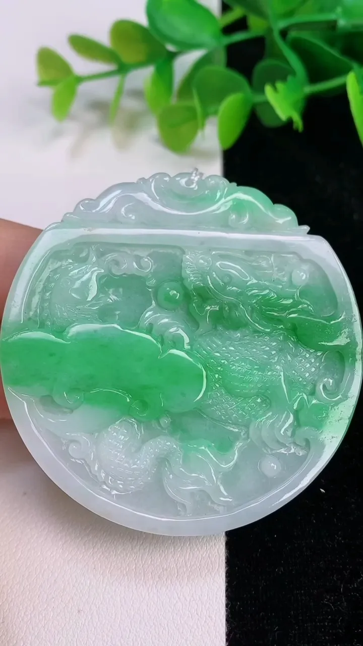 天然A货翡翠龙牌吊坠，尺寸55.2-6.2，重量:44.29g
7月12日