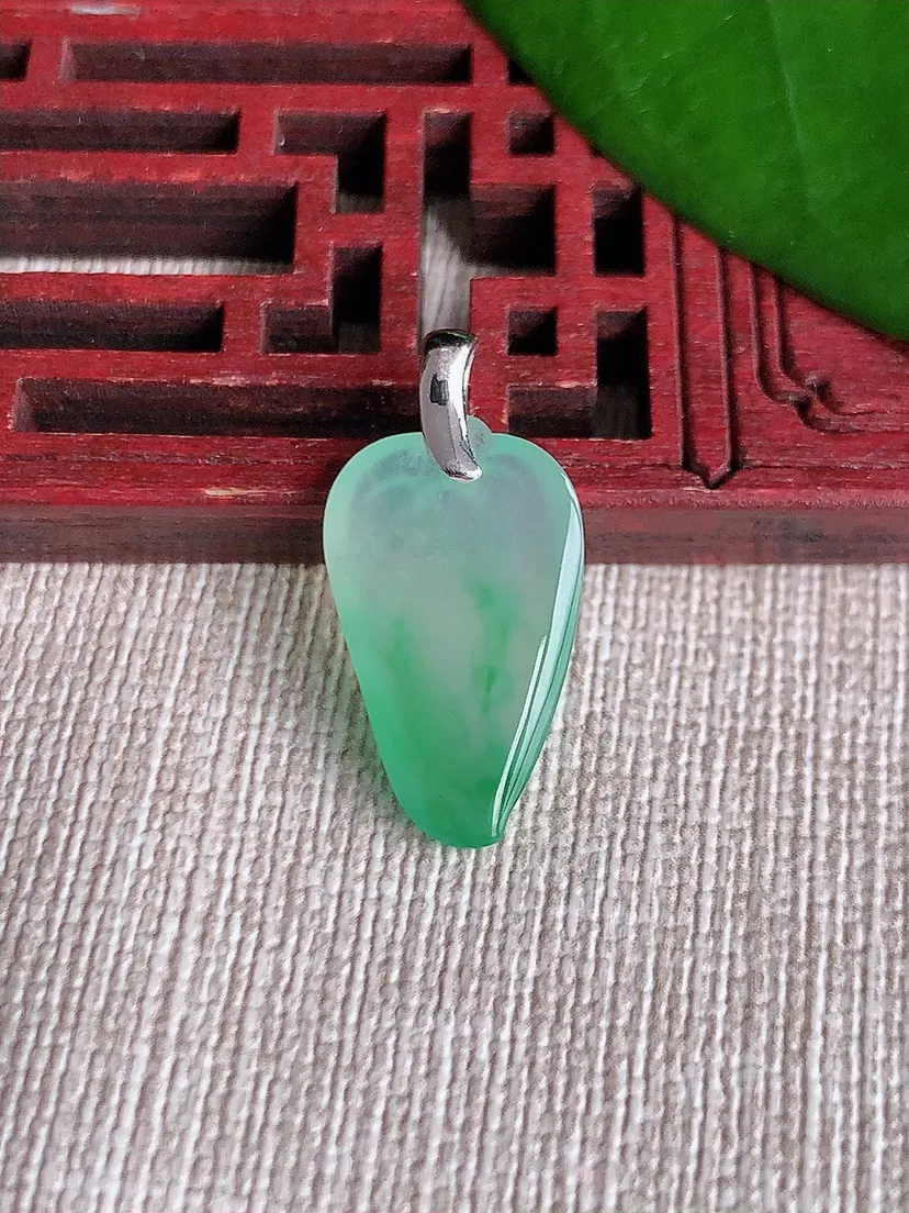 天然A货翡翠18K飘绿福瓜吊坠尺寸23.8×19.9×11.6×3.7m量2.00g 0711