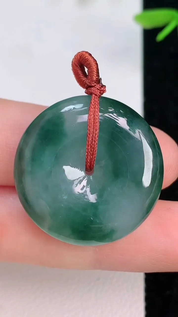 天然A货翡翠飘花平安扣吊坠，尺寸27-5.6，重量:8.66g
7月12日